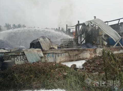 江苏泰州一工厂锅炉爆炸厂房垮塌 现场惨烈