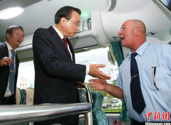 李克强在古巴体验中国出口客车 考察装备“走出去”