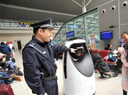 全国首款警察机器人投入使用