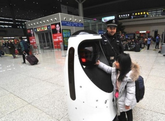 全国首款警察机器人投入使用