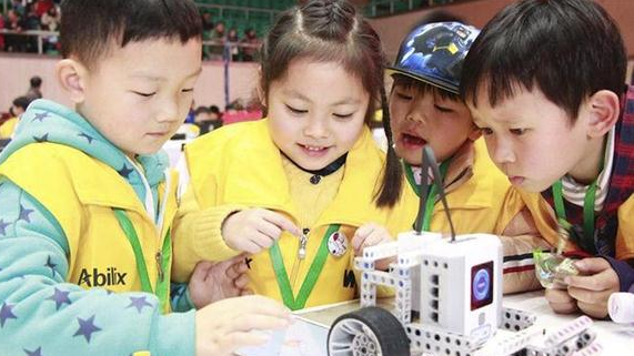 世界教育机器人大赛在沪举行 4岁孩子登场比拼