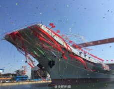 中国首艘国产航母在大连正式下水