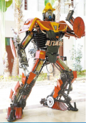 厦门消防“机器人”能喷水会说话 是福建首个消防元素机器人模型