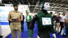 首个智能警察机器人在迪拜上岗：身高1米7 会说6种语言