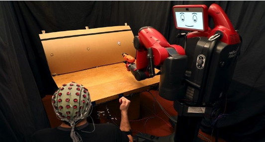 麻省理工研制“读心”机器人 采用脑电波加手势控制