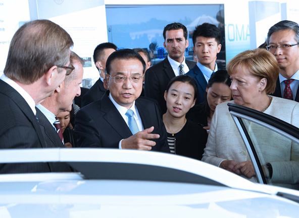 李克强与德国总理默克尔共同出席中德自动驾驶汽车展示活动